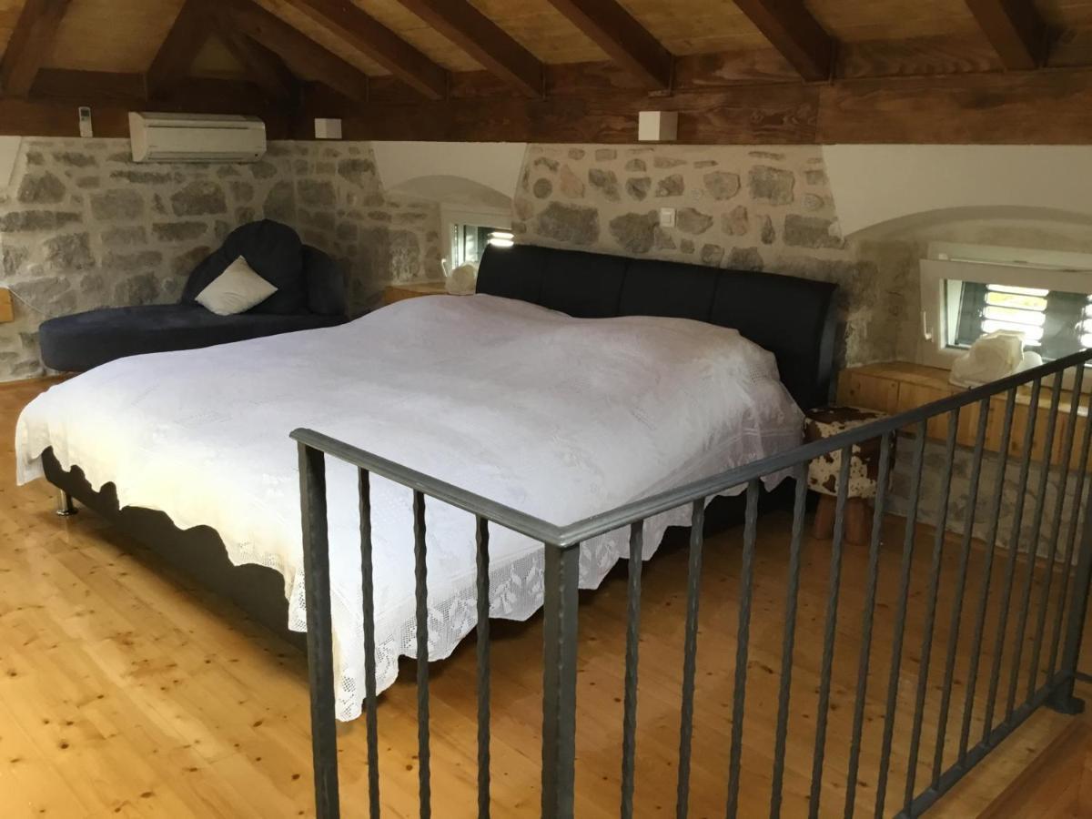 Stein Haus Villa Pirovac Eksteriør billede